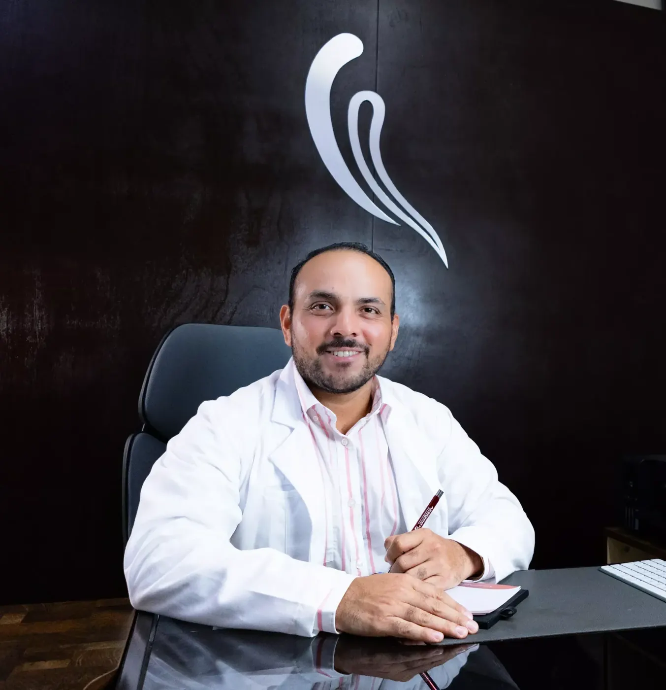 Dr. José Lizardo Canto Quintal en su consultorio del Hospital Amerimed, Mérida