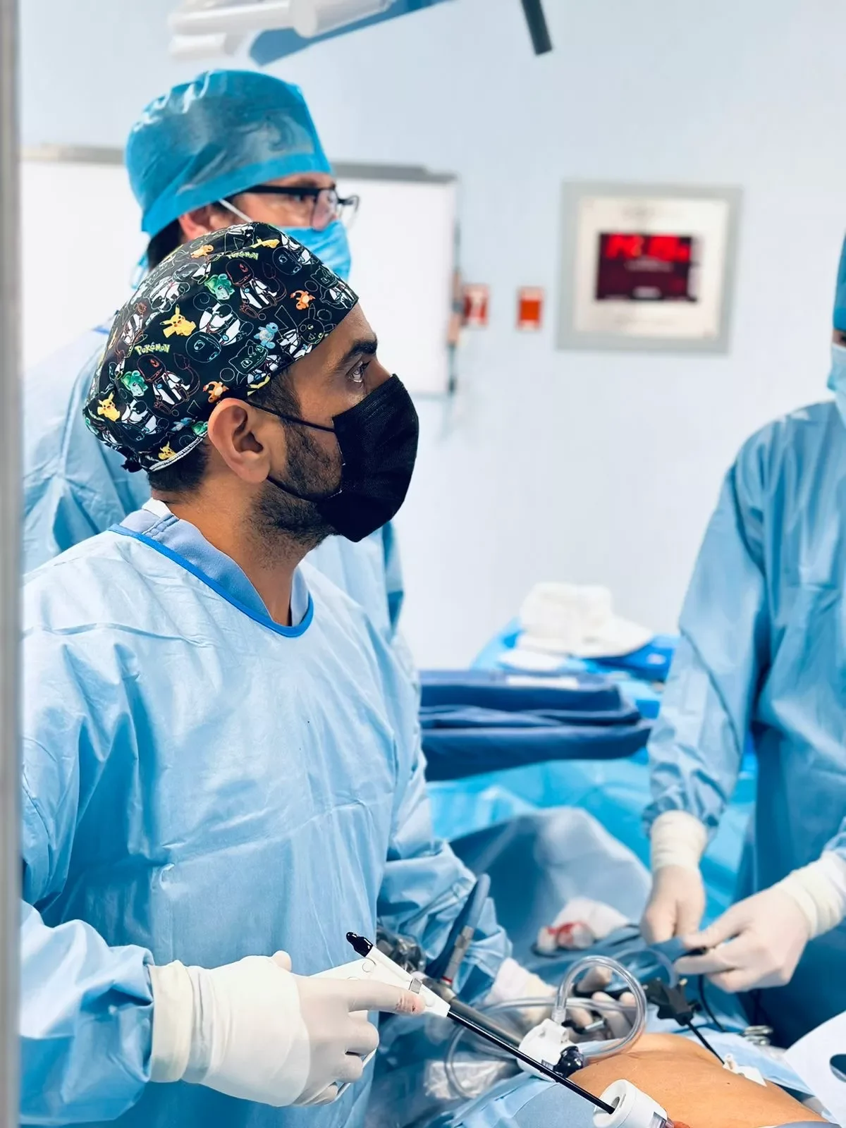 El Dr. Lizardo Canto durante una cirugía laparoscópica