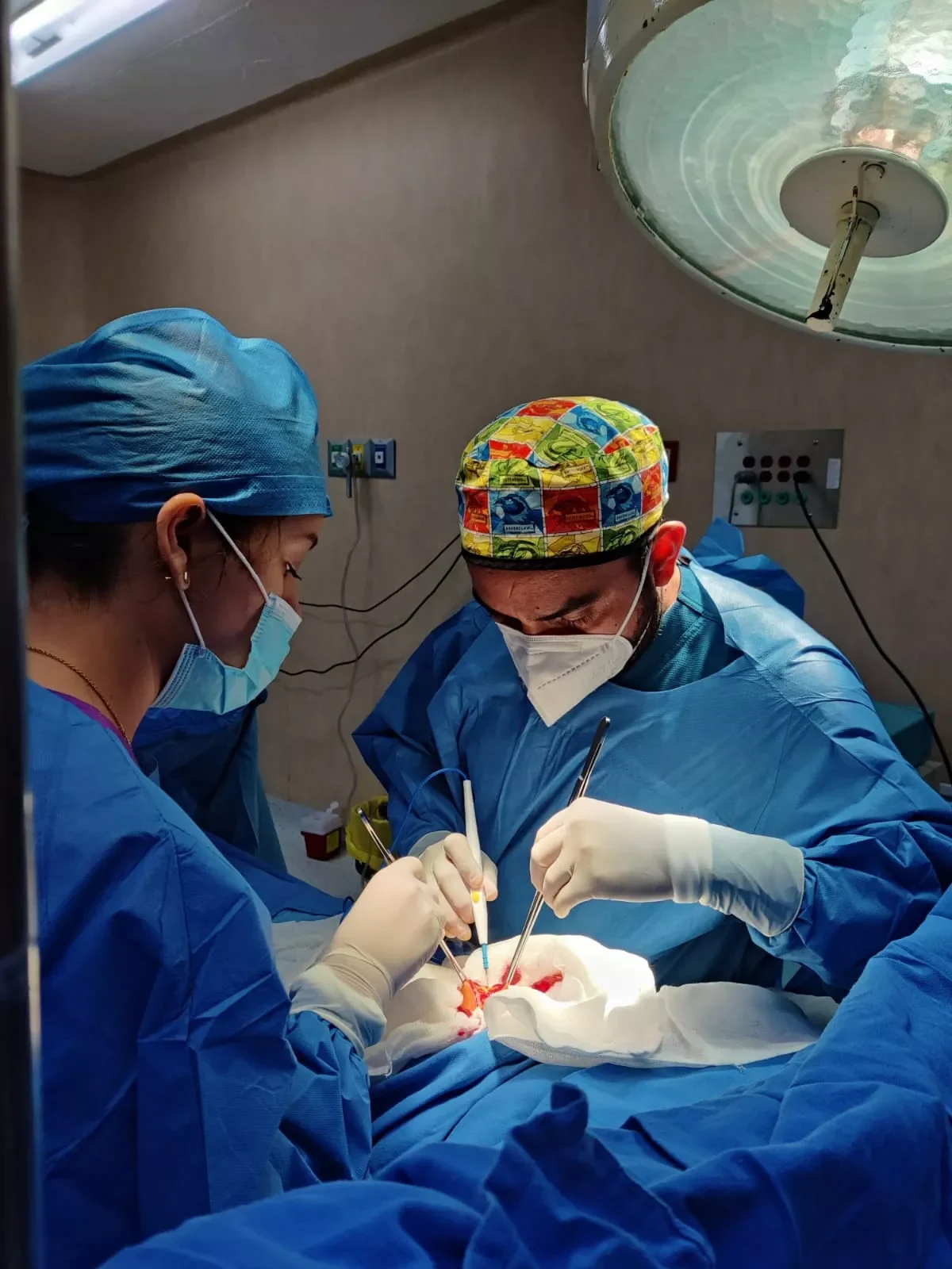 Cirugía con equipo de quirófano completo, Hospital Amerimed, Mérida, Yucatán