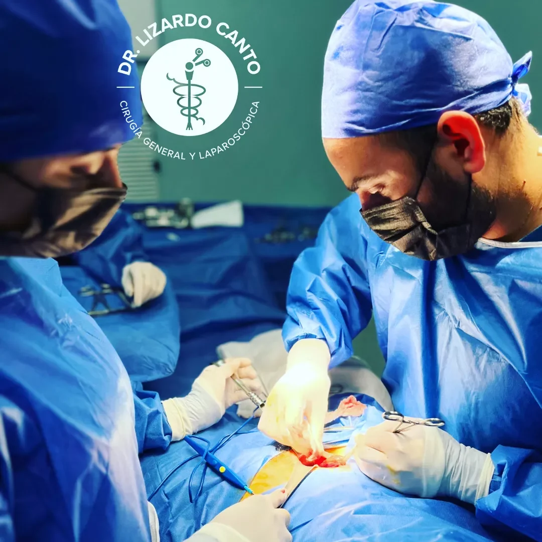 Dr. Lizardo Canto durante una cirugía en quirófano, Hospital Amerimed, Mérida, Yucatán