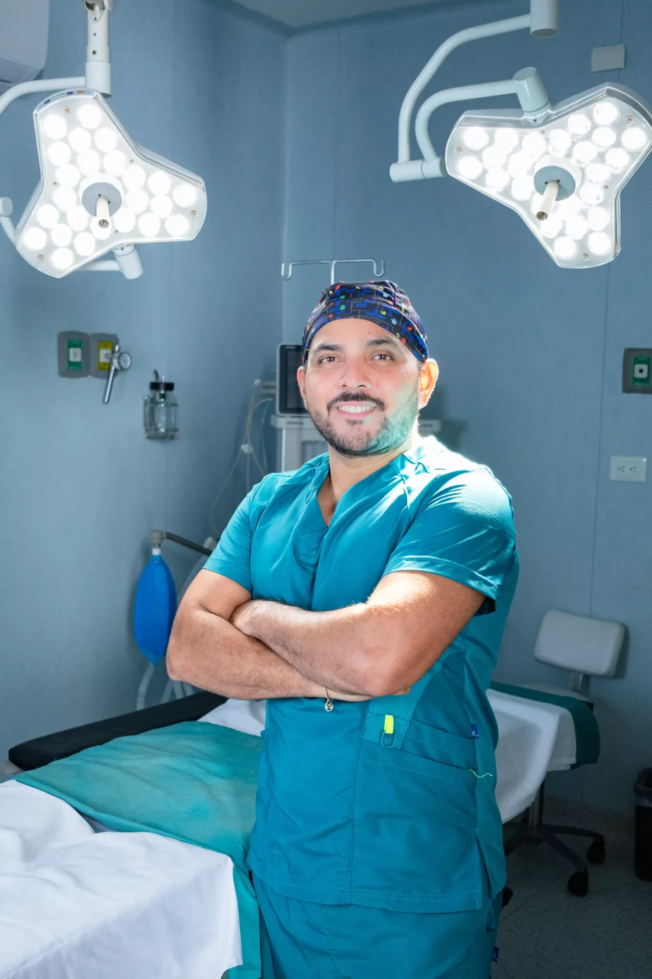 Retrato del Dr. José Lizardo Canto Quintal con uniforme quirúrgico