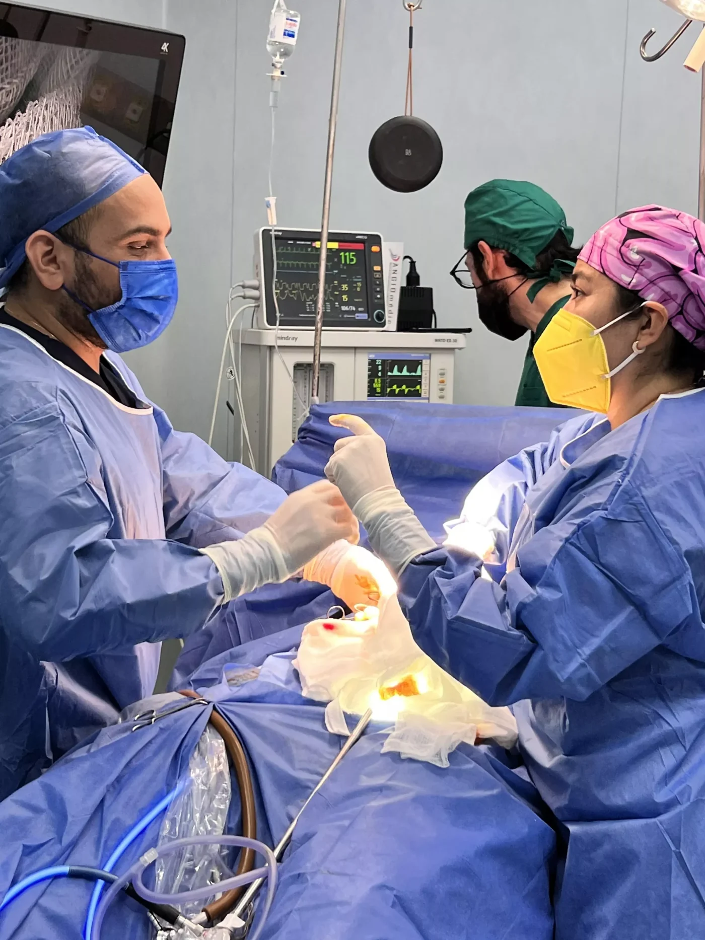 Equipo quirúrgico durante un procedimiento, Hospital Amerimed, Mérida, Yucatán